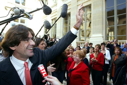 Ferry quittant son ministère de l'Educ le 1er avril 2004 (Victor Tonelli, Reuters)