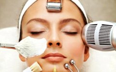 При посещении салона купон на любую процедуру на 100 000 рублей в подарок.