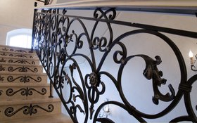 Каждому заказавшему кованые перила - кованая вешалка в подарок.