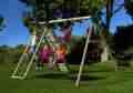 Schommels, kinderen buiten complexen