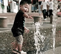 推荐：精彩一刻《嬉水的孩子》