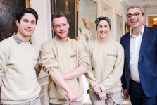 Les apprentis tailleurs de pierre et Cédric Mignon, directeur du Développement de la Caisse d’Epargne