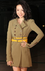 大牌明星齐助阵Burberry魔幻时尚秀