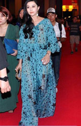 学范冰冰穿着“星星”装闪亮夺眼球